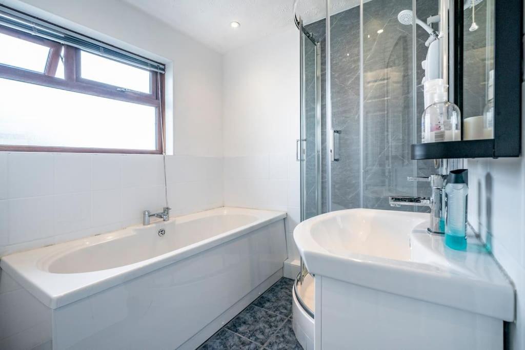 Modern 3 Bedroom House Close To Ferry And Centre Hébergement de vacances