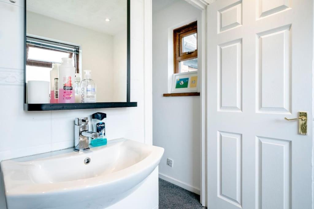 Modern 3 Bedroom House Close To Ferry And Centre Hébergement de vacances