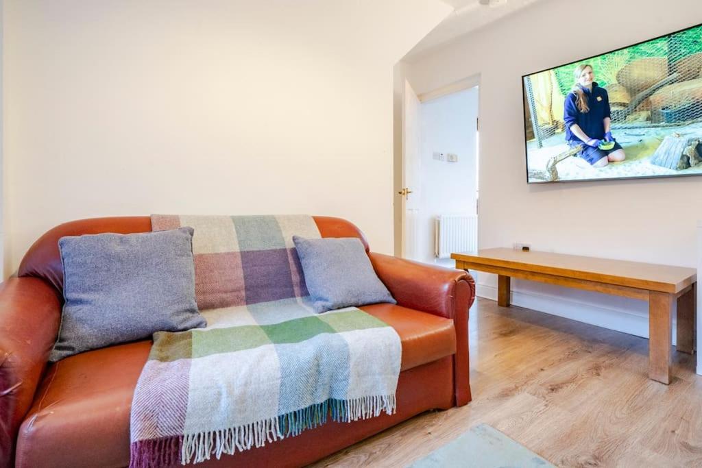 Modern 3 Bedroom House Close To Ferry And Centre Hébergement de vacances *