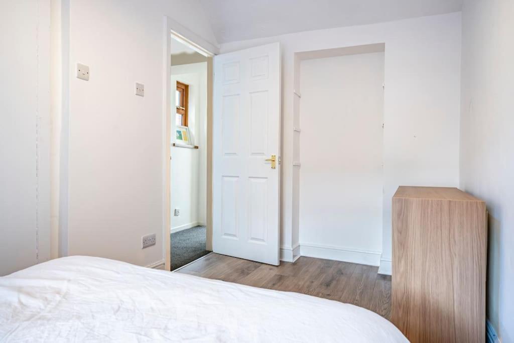 Hébergement de vacances Modern 3 Bedroom House Close To Ferry And Centre *